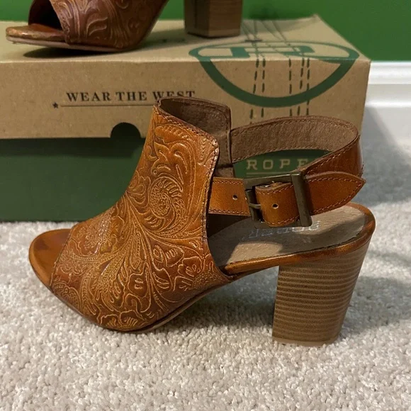 Roper Women's Tan Embossed Open-Toe Heels - Picture 3 of 6